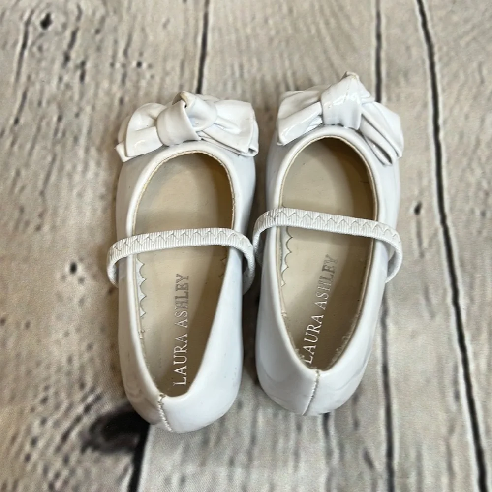 Laura Ashley White Mary Jane Bow Flats Girl’s Size 6 Excellent Condition